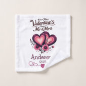 Custom Unser erster Valentinstag Mr. & Mrs. Badhandtuch Set (Waschlappen)