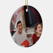 Custom Unser erstes Weihnachtscouple Foto auf zwei Keramik Ornament (Rechts)