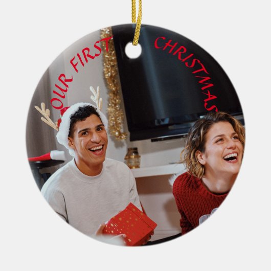 Custom Unser erstes Weihnachtscouple Foto auf zwei Keramik Ornament (Vorne)