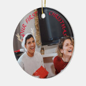 Custom Unser erstes Weihnachtscouple Foto auf zwei Keramik Ornament (Links)