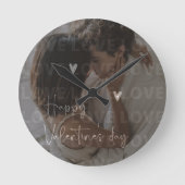 Custom Valentine's Day Romantic Couple Foto Runde Wanduhr (Vorderseite)