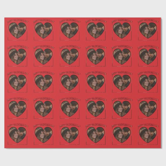 Custom Valentine's Red Background mit Herz-Form Geschenkpapier (Flach)
