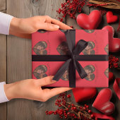 Custom Valentine's Red Background mit Herz-Form Geschenkpapier