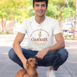 Custom Veterinary School Maroon Script Graduate T-Shirt<br><div class="desc">Dieses Märchengeschenk und das vergoldete Tierarzt Abschluss Weiß T - Shirt Geschenk bietet moderne Typografie für eine Klasse von 2024 Absolvent. Passen Sie mit Ihrem geschlossen Jahr unter der medizinischen Kadukus für einen großen personalisierten Pflegefall für einen geschlossen Tierarzt.</div>