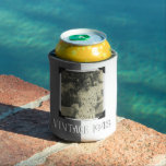 Custom Vintag 1943 80th Birthday Party Foto<br><div class="desc">Custom Vintag 1943 80. Geburtstagsparty Foto kann kühler. Beginnen Sie das Party mit dieser Bierdose kühler. Passen Sie den Text an und fügen Sie ein Foto für ein tolles Geburtstagsgeschenk hinzu. Kann für jedes Alter verwendet werden.</div>
