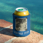 Custom Vintag 1943 80th Birthday Party Foto<br><div class="desc">Custom Vintag 1943 80. Geburtstagsparty Foto kann kühler. Beginnen Sie das Party mit dieser Bierdose kühler. Passen Sie den Text an und fügen Sie ein Foto für ein tolles Geburtstagsgeschenk hinzu. Kann für jedes Alter verwendet werden.</div>