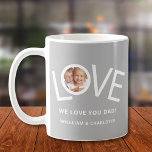 Custom We Liebe You Vater Foto Grau Kaffeetasse<br><div class="desc">Dieses "Wir Liebe du Vater!" Tasse ist mit dem Wort LIEBE in weißer Typografie auf grauem Hintergrund dekoriert. Einfach mit Ihrem Foto und Namen anpassbar. Perfekt als Vatertagsgeschenk.</div>