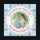 Custom Wedding Anniversary Blue Foto Gruß Magnet<br><div class="desc">Gewohnter Hochzeitstag Star Blue Pinkish Rot Peach Foto Gruß Zierschmuck Foto Gruß Magnet Dekoration Geschenke. Mit diesem hübsch pastellblauen, rosa, warmen Pfirsich und dem türkisfarbenen, geometrischen Kunststar Magneten dekorieren Sie Ihre Zuhause- oder Kochecke zum Jubiläum. Geben Sie Ihrem Zuhause ein maximalistisches, fröhliches, cooles Farbenglühen. Moderne Dopamin-Dekoration in der Küche für...</div>