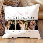 Custom Wedding Anniversary Foto Collage Kissen<br><div class="desc">Feiern Sie Ihre Liebe mit unserem Custom Wedding Anniversary Foto Collage Throw Kissen. Sie können Ihre Lieblings-3 Fotos hinzufügen und mit Ihrem Hochzeitstag personalisieren. Dieses elegante,  minimalistische Design in Schwarz,  Weiß und Rosa ist das perfekte Geschenk für Ihren besonderen Tag!</div>