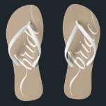 Custom Wedding Colors Bride Flip Flops Badesandalen<br><div class="desc">Elegante weiße "Braut" mit bearbeitbarem Farbhintergrund. Klicken Sie auf "Anpassen" und verwenden Sie die Uhren auf der rechten Seite, um die Hintergrundfarbe zu ändern. Das Augenseilwerkzeug gibt Ihnen noch mehr Armbanduhren, und die "erweiterte" Verbindung öffnet das gesamte Spektrum. Sie können auch einen Hex-Wert kopieren und einfügen, wenn Sie einen haben....</div>