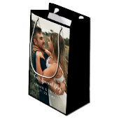 Custom Wedding Day Foto Kleine Geschenktüte (Rückseite Schrägansicht)