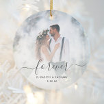Custom Wedding Foto Forever Personalisiert Gray Keramik Ornament<br><div class="desc">Feiern Sie Ihre Hochzeit mit diesem Sake-Ornament,  mit dem Wort "ewig" in elegantem handgeschriebenem Holzkohle-Grauhandschrift mit Swashes am Anfang und Ende. Personalisieren Sie es mit Ihren Namen und Hochzeitsdatum,  und ersetzen Sie das Beispielbild durch Ihr Lieblings-Hochzeitsgeschenk Foto. Mithilfe eines Farbverlaufsefilters wird der Text-Pop erstellt.</div>