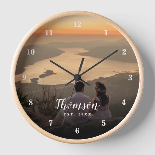 Custom Wedding Foto Mit Monogramm Uhr (Vorderseite)