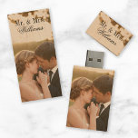 Custom Wedding Foto Monogram Holz USB Stick<br><div class="desc">Dieses eigens dafür entwickelte USB-Flash-Laufwerk aus Holz ist ein zeitloser Sake, personalisiert mit Ihren Hochzeitsstiften und mit Ihrem Monogramm bedruckt. Aus Naturholz gefertigt, verbindet es Eleganz und Funktionalität und bewahrt Ihre gepflegten Erinnerungen in einem schönen, natürlichen Design. Ideal zum Teilen mit Lieben oder als besonderes Memento Ihres großen Tages! Unsere...</div>