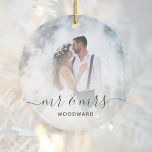 Custom Wedding Foto Mr. und Mrs. Gray Script Keramik Ornament<br><div class="desc">Feiern Sie Ihre Hochzeit mit diesem Sake-Ornament, das den Satz "Mr. & Mrs." in elegantem handgeschriebenem Holzkohle-Grauen mit Swashes am Anfang und Ende enthält. Personalisieren Sie es mit Ihrem Nachnamen in serifenlosen Sans-Schriftart, und ersetzen Sie das Beispielbild durch Ihr Lieblings-Hochzeitsbild Foto. Mithilfe eines Farbverlaufsefilters wird der Pop des Textes erzeugt....</div>