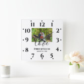 Custom Wedding Foto Simple Elegante Calligraphy Quadratische Wanduhr (Zuhause)