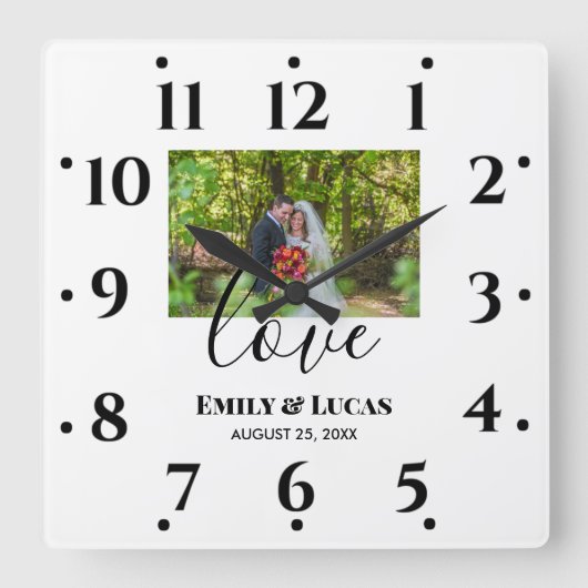Custom Wedding Foto Simple Elegante Calligraphy Quadratische Wanduhr (Vorderseite)