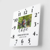 Custom Wedding Foto Simple Elegante Calligraphy Quadratische Wanduhr (Winkel)
