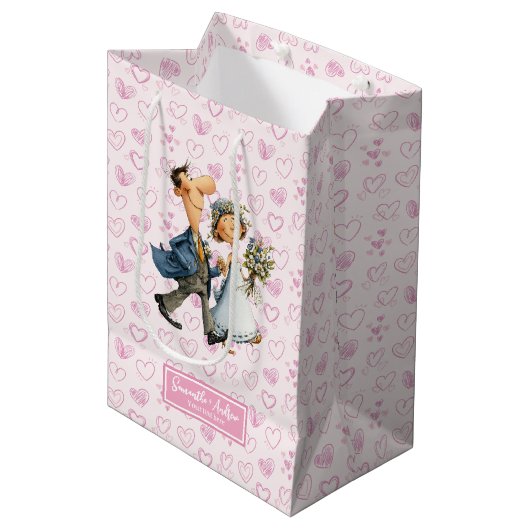 Custom Wedding Gift Bag Quirky Cartoon Newlyweds Mittlere Geschenktüte (Vorderseite Schrägansicht)