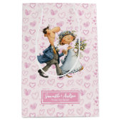 Custom Wedding Gift Bag Quirky Cartoon Newlyweds Mittlere Geschenktüte (Vorderseite)