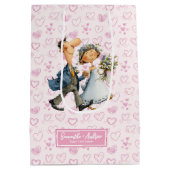 Custom Wedding Gift Bag Quirky Cartoon Newlyweds Mittlere Geschenktüte (Rückseite)