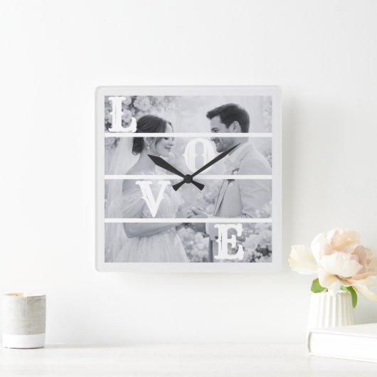Custom Wedding Photo "LOVE" Quadratische Wanduhr (Zuhause)