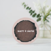 Custom Wedding Save the Date - Carved Wood Round (Stehend Vorderseite)