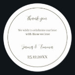 Custom Wedding Simple Green Runder Aufkleber<br><div class="desc">Eigener Hochzeitsticker mit grüner Farbe,  Sie können den Namen und das Datum des Ehepaares ändern,  und Ihre Nachricht für den Gast,  klicken Sie bitte auf den Link "Personalisierung".</div>