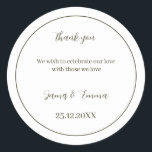 Custom Wedding Simple Green Runder Aufkleber<br><div class="desc">Eigener Hochzeitsticker mit grüner Farbe,  Sie können den Namen und das Datum des Ehepaares ändern,  und Ihre Nachricht für den Gast,  klicken Sie bitte auf den Link "Personalisierung".</div>