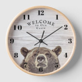 Custom Welcome Rustic Wood Cabin Peekbär Uhr (Vorderseite)