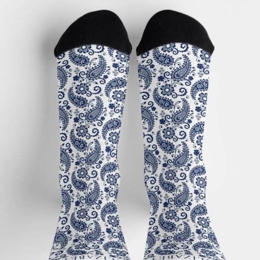 Custom while and Dark Navy Blue Paisley Pattern Socken (Oben)