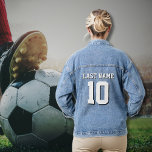 Custom White Black Sport Jersey Nummer Jeans Jeansjacke<br><div class="desc">Stilvolle Damenjacke mit eigens für den Sport konzipierten Trikot-Nachnamen und Nummer in auffallender weißer Schrift und feinem schwarzem Schatten. Diese personalisierte Denim-Jacke ist ein Muss für Sportmütter und Sportbegeisterte und fügt Ihrer Zahnradkollektion eine Touch Individualität hinzu. Es zeigt Ihren einzigartigen Stil und erhöht Ihr Spiel-Tag-Ensemble. Diese personalisierte Jeans-Jacke aus Sportjersey...</div>
