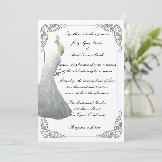 Custom White Peacock Wedding Einladung (Stehend Vorderseite)