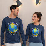 Custom World Tour Earth Blume Trip Long Sleeve T-Shirt<br><div class="desc">Diese phantastischen Weltreiseausflüge mit langen Ärmeln für eine Tourenband oder einen Familienurlaubsaufenthalt können individuell gestaltet werden. Der Planet ist umgeben von einem wunderschönen Blumenkranz mit Sonnenblumen und Weinreben. Niedliche benutzerdefinierte Reisen langärmelige T-Shirts,  um die Erde zu erkunden.</div>