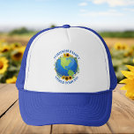 Custom World Tour Earth in Sonnenblumen Cool Reise Truckerkappe<br><div class="desc">Passen Sie diese phantastischen Weltreisenhüte für eine Tourenband oder einen Familienurlaub an. Der Planet ist umgeben von einem wunderschönen Blumenkranz mit Sonnenblumen und Weinreben. Niedlicher individueller Reihhhut zur Erkundung der Erde.</div>