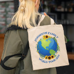 Custom World Tour Earth in Sunflowers Tragetasche<br><div class="desc">Diese phantastischen Totensäcke für eine Tourenband oder einen Familienurlaub können individuell gestaltet werden. Der Planet ist umgeben von einem wunderschönen Blumenkranz mit Sonnenblumen und Weinreben. Niedliche Reisetaschen,  um die Erde zu erkunden.</div>