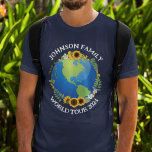 Custom World Tour Earth Sonnenblumen T-Shirt<br><div class="desc">Diese phantastischen Weltreiseausflüge können individuell für eine Tourenband oder eine Familienurlaubsreise gestaltet werden. Der Planet ist umgeben von einem wunderschönen Blumenkranz mit Sonnenblumen und Weinreben. Niedliche T-Shirts für benutzerdefinierte Reisen,  um die Erde zu erkunden.</div>