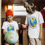 Custom World Travel Sunflowers Earth Kids Vacation T-Shirt<br><div class="desc">Diese phantastischen T - Shirt für die Weltumrundung können für eine Tourenband oder eine Familienurlaubsreise individuell gestaltet werden. Der Planet ist umgeben von einem wunderschönen Blumenkranz mit Sonnenblumen und Weinreben. Niedliche T-Shirts für benutzerdefinierte Reisen,  um die Erde zu erkunden.</div>