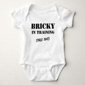 Custom Year "Bricky in Training" Funny Bricklayer Baby Strampler (Vorderseite)