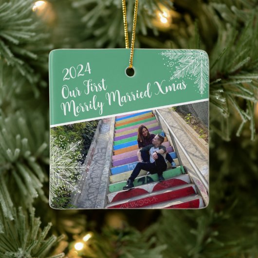 Custom Year Unser erstes Verheiratetes Xmas Foto Keramikornament (Baum)