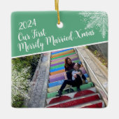 Custom Year Unser erstes Verheiratetes Xmas Foto Keramikornament (Vorderseite)