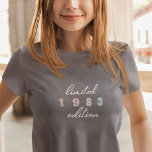Custom Year Vintag 40. Geburtstag Limited Edition T-Shirt<br><div class="desc">Der Custom Year Vintag 40. Geburtstag Limited Edition T - Shirt ist die perfekte Art, einen Meilenstein Geburtstag im Stil zu feiern. Dieser limitierte T - Shirt zeichnet sich durch ein klassisches und zeitloses Vintages Skriptdesign aus. Ein kühnes und prominentes Jahr Ihrer Wahl wird auf der Vorderseite in groovy Boho...</div>