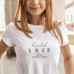 Custom Year Vintag 40. Geburtstag Limited Edition T-Shirt<br><div class="desc">Der Custom Year Vintag 40. Geburtstag Limited Edition T - Shirt ist die perfekte Art, einen Meilenstein Geburtstag im Stil zu feiern. Dieser limitierte T - Shirt zeichnet sich durch ein klassisches und zeitloses Vintages Skriptdesign aus. Ein kühnes und prominentes Jahr Ihrer Wahl wird auf der Vorderseite in groovy Boho...</div>