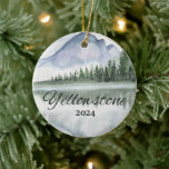 Custom Yellowstone Watercolor Bergsee Tremola Keramik Ornament<br><div class="desc">Niedliche personalisierbare Western Berg Reise-Souvenir. Anpassung: Change Caption und Jahr,  um es einzigartig zu machen.</div>