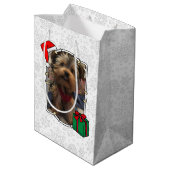 Custom Zwei Foto Weihnachtsfeier Weihnachtsmannmüt Mittlere Geschenktüte (Rückseite Schrägansicht)