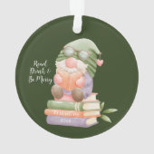 Customer Niedlich Gnome Reading Book Mit Monogramm Ornament (Rückseite)