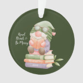 Customer Niedlich Gnome Reading Book Mit Monogramm Ornament (Vorderseite)