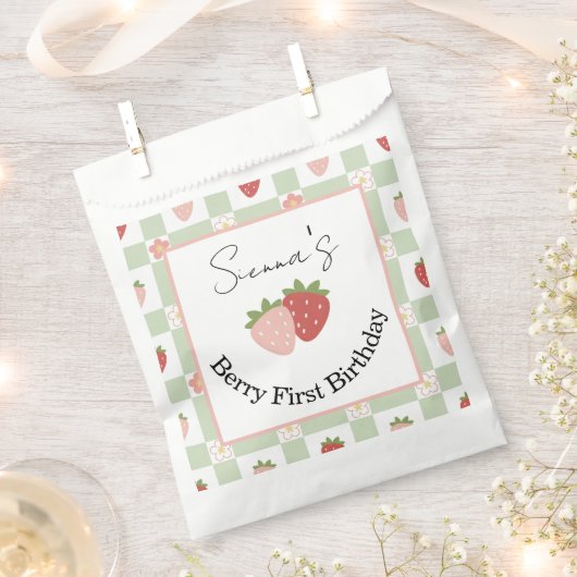 Customisable Strawberry Gingham First Birthday Geschenktütchen (Ausgeschnitten)