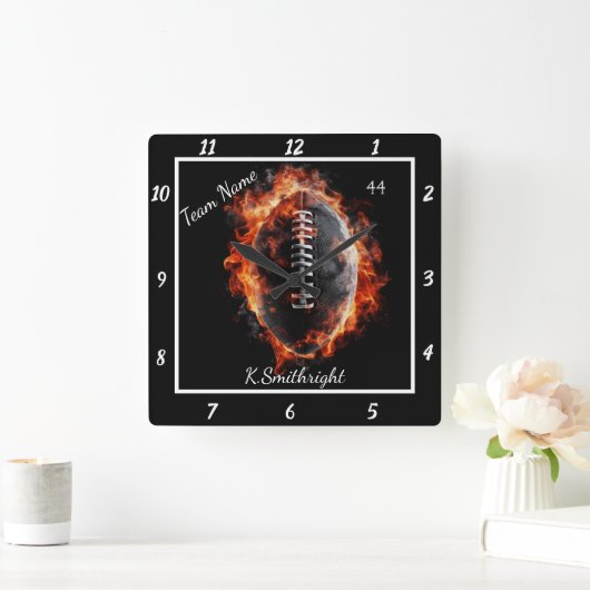 Customizable Flaming Football Team Quadratische Wanduhr (Zuhause)