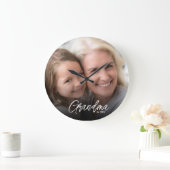 Customizable Grandma Established Year Photo Große Wanduhr (Zuhause)